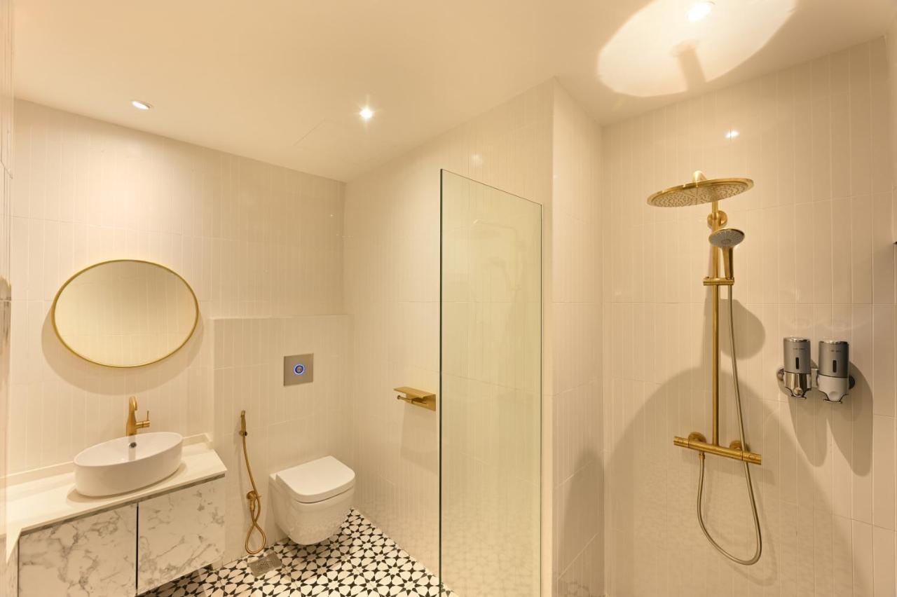 Deluxe Double Room Shower,1468966610:JPEG
